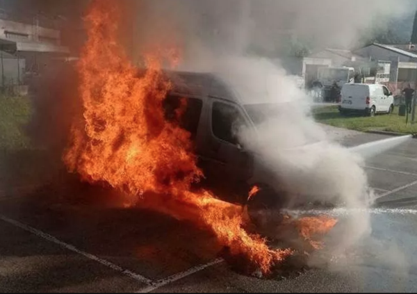 Scuolabus in fiamme il primo giorno di scuola: tragedia sfiorata [FOTO]