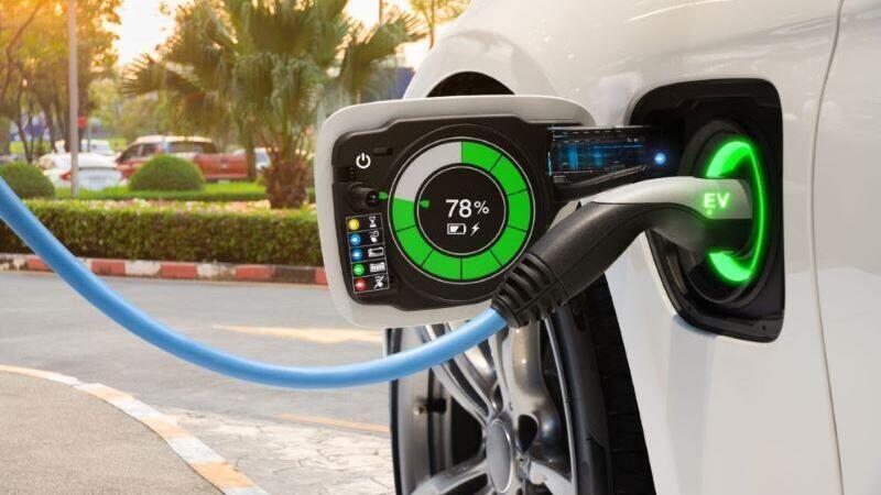 Incentivi auto, da oggi torna la corsa al bonus per elettriche e ibride plug-in