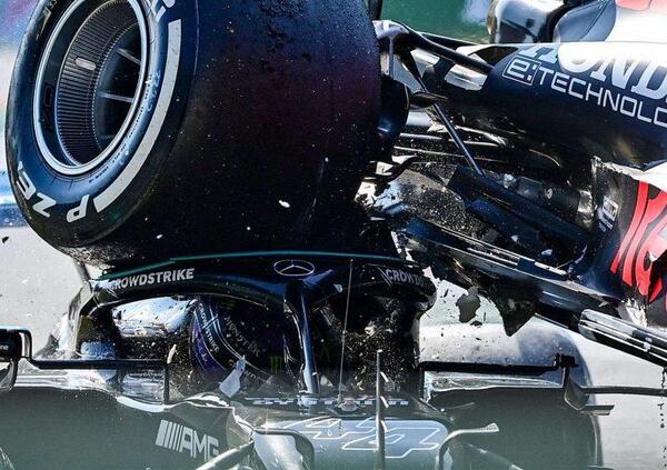 Ma quanto forte &egrave; stato colpito alla testa Hamilton dalla Red Bull di Verstappen? Ecco le nuove impressionanti immagini [VIDEO]