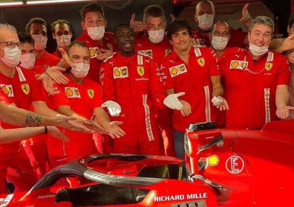 Khaby Lame show in Ferrari: il popolare tiktoker mostra a Carlos Sainz come salire sulla monoposto [VIDEO]
