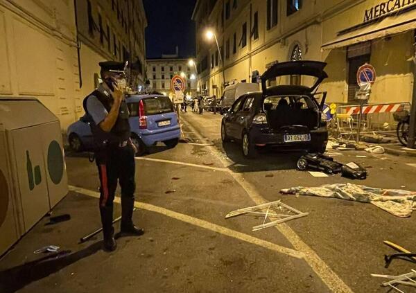 Far West tra auto e moto a Livorno: guerriglia a colpi di pistola e spade (VIDEO)