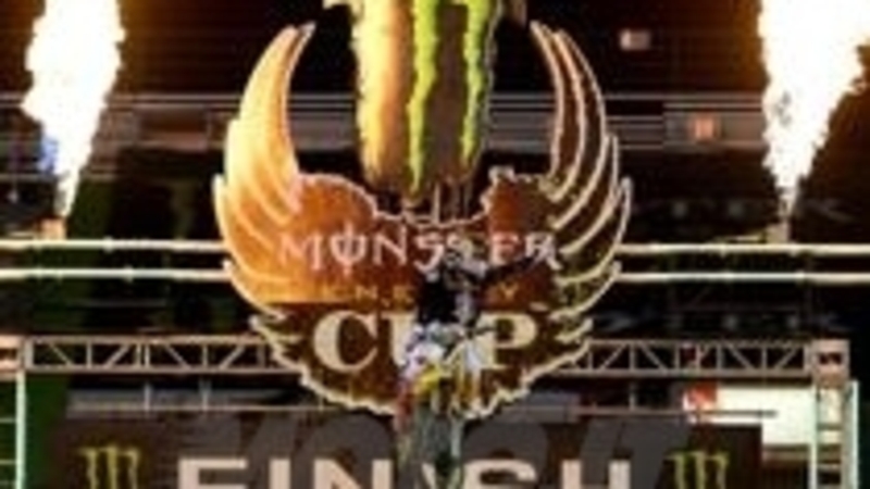 Stewart mattatore della Monster Cup; paurosa caduta per Villopoto