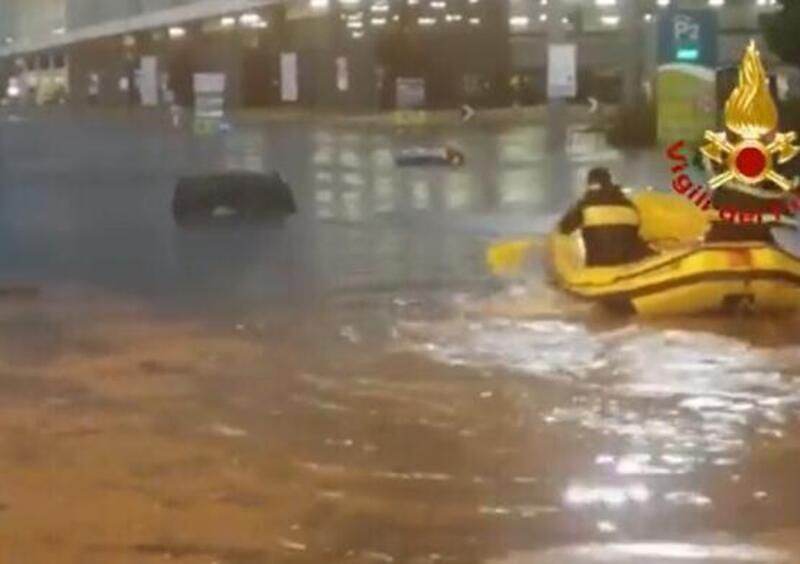 Milano, a causa del nubifragio diverse persone bloccate in auto salvate col gommone 