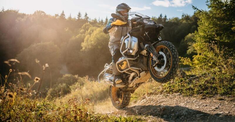 In Germania la BMW R1250GS stacca tutti. Ducati Multistrada V4 &egrave; la prima moto italiana