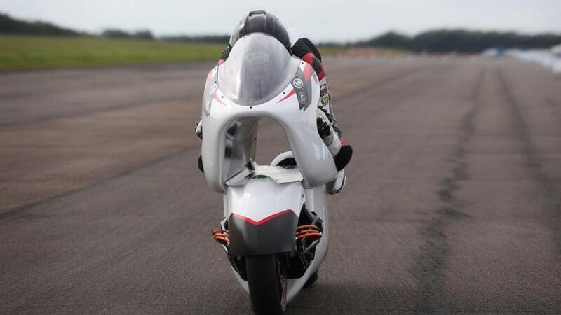 La moto elettrica col buco ha superato il primo test: punta al record di velocit&agrave;