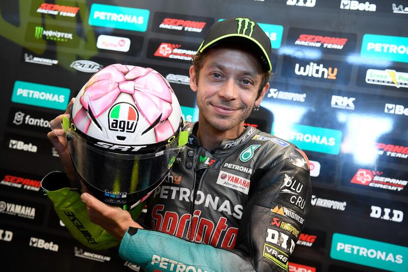 Valentino Rossi, fiocco rosa sul casco per la figlia in arrivo - Cremaoggi