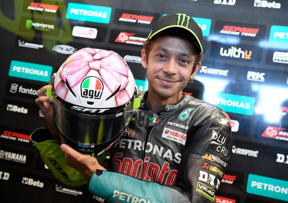 [FOTO] Valentino Rossi a Misano &ldquo;Con il nastro rosa&rdquo;: il casco speciale che omaggia sua figlia