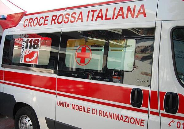 Cuneo: soccorre ciclista dopo averlo investito, ma viene colpito da un&#039;altra auto
