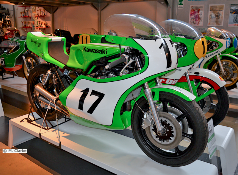 6- Dalla Mach IV stradale la Kawasaki ha derivato la H2R destinata alle gare delle 750. Nel 1975 tale moto &egrave; stata dotata di raffreddamento ad acqua diventando la KR 750, qui mostrata. Andava forte ma contro le Yamaha, nate specificamente per le competizioni, c&rsquo;era poco da fare