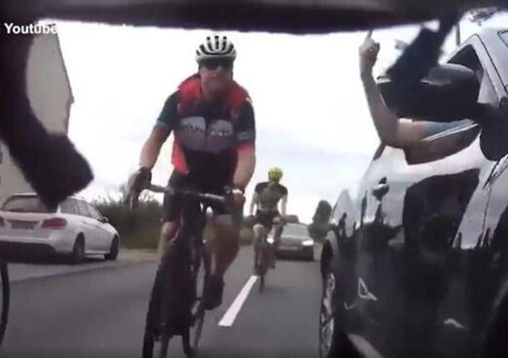 Affianca il ciclista con l&#039;auto e lo prende a pugni, poi investe la moglie (VIDEO)