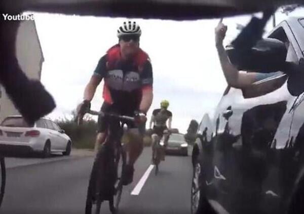 Affianca il ciclista con l'auto e lo prende a pugni, poi investe la moglie (VIDEO)