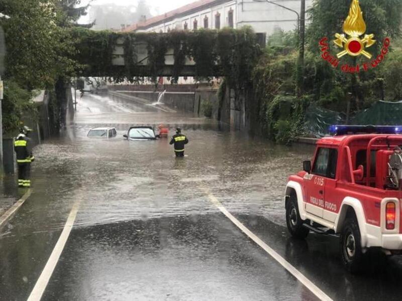 Trombe d&rsquo;aria su Lombardia ed Emilia: auto sommerse dall&#039;acqua, intervengono i vigili del fuoco