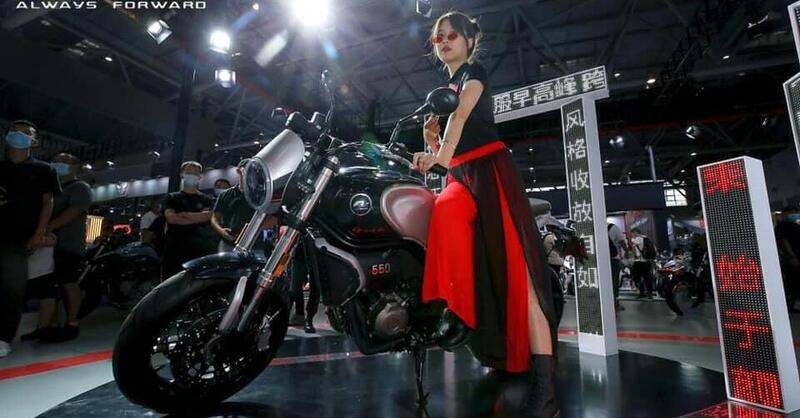 QJ Motor lancia la naked Yi 550 e la cruiser Flash 300S