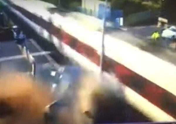 Auto contro treno a 160 km/h, lo schianto &egrave; terribile [VIDEO]