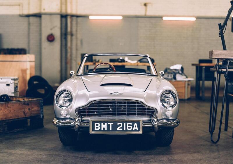 Aston Martin DB5 Junior, l’auto di 007 in miniatura: fuma, spara e si può anche guidare