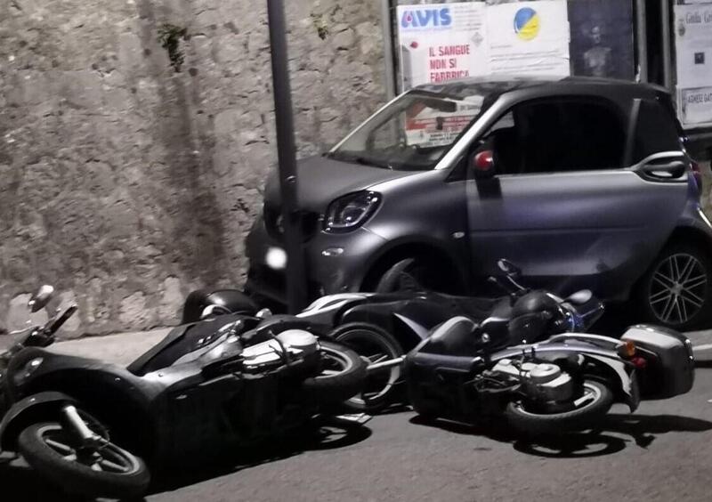 Maiori (SA): perde il controllo dell&#039;auto e fa &quot;strike&quot; di scooter