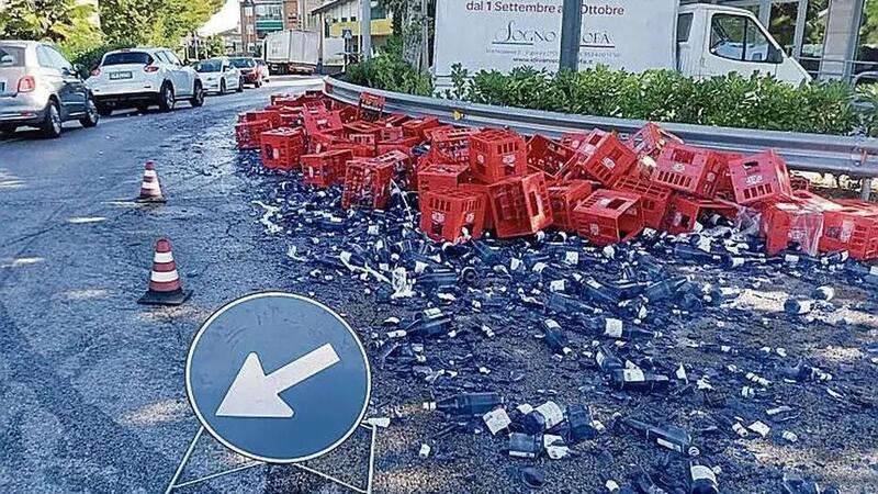 Casse d&#039;acqua minerale gi&ugrave; dal camion: bottiglie rotte, vetri e multa [-3 punti]