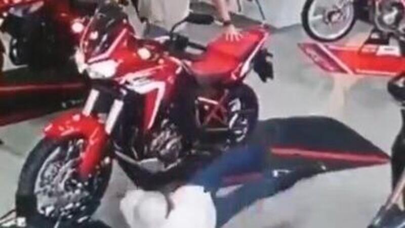 Moto fail: la Honda Africa Twin che non voleva essere venduta [VIDEO VIRALE]