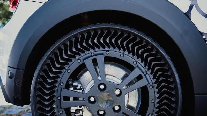 Ecco in azione le ruote Michelin gommate Uptis: niente aria e pressione, solo lamelle