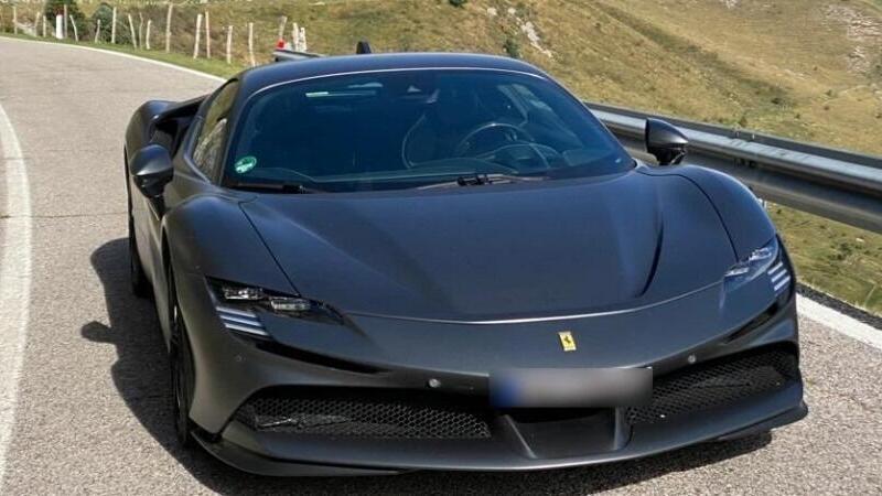 Incredibile su strada di montagna: Ferrari ibrida KO blocca il traffico e in soccorso arriva l&#039;Urus