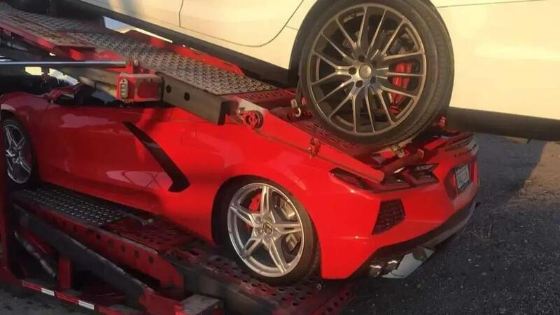 Un cero per la povera Corvette schiacciata dalla Maserati 