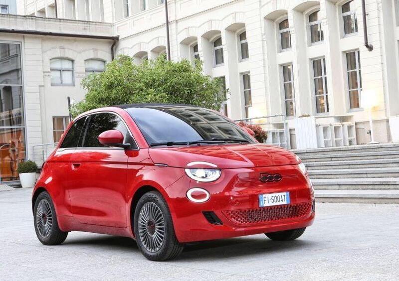 Nuova Fiat 500 (RED): la gamma si tinge di rosso contro AIDS e COVID-19