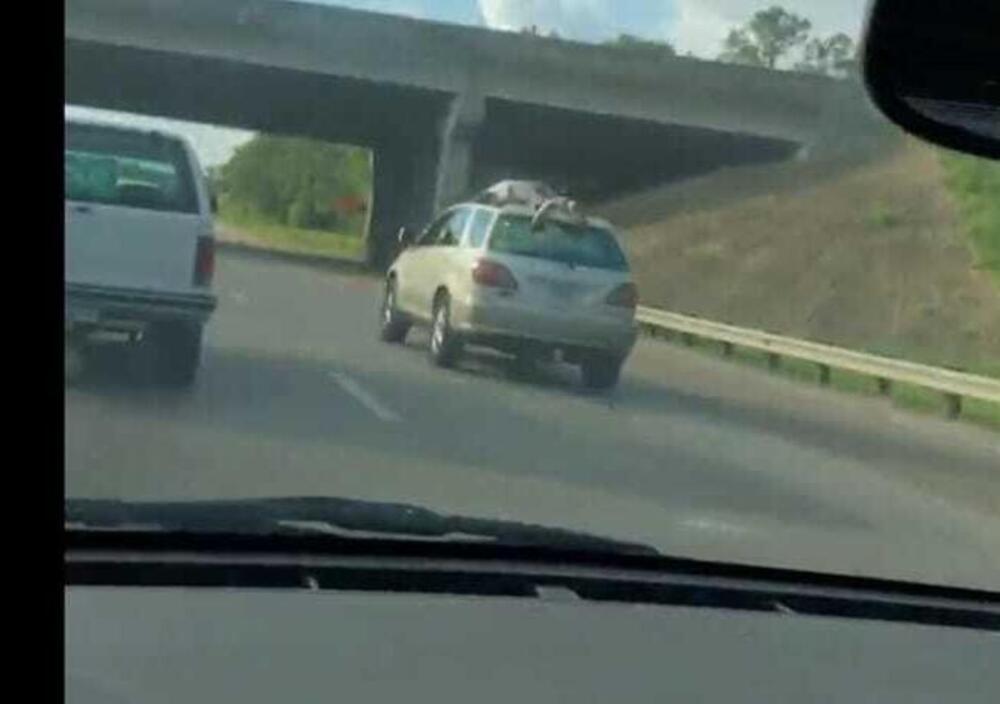 Viaggia in autostrada sopra il tettuccio di un&#039;auto, stuntman o semplice folle? [VIDEO]