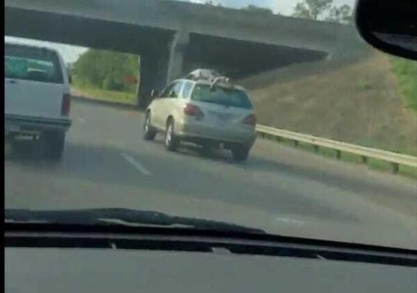 Viaggia in autostrada sopra il tettuccio di un&#039;auto, stuntman o semplice folle? [VIDEO]