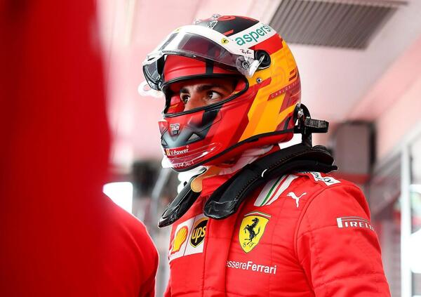 Sainz &quot;tradisce&quot; la Ferrari: ecco come si &egrave; presentato a Sochi 