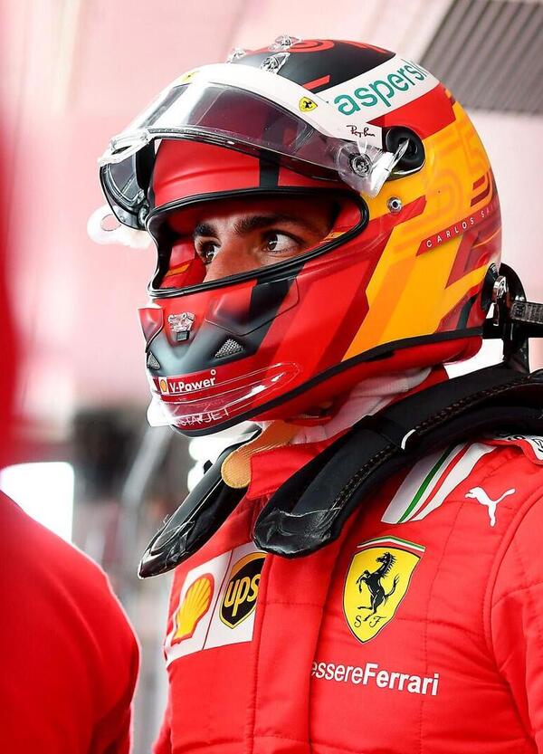 Sainz &quot;tradisce&quot; la Ferrari: ecco come si &egrave; presentato a Sochi 
