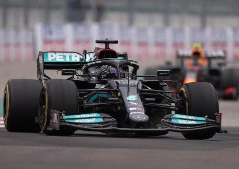 F1, GP Russia 2021: Hamilton approfitta dell&#039;errore di Norris per conquistare la 100&deg; vittoria