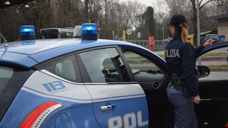 Alessandria, abbatte la recinzione di due case con l&#039;auto. Era ubriaca 