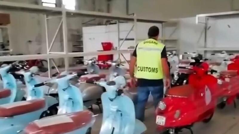 Livorno: sequestrate 71 Vespa contraffatte provenienti dalla Cina