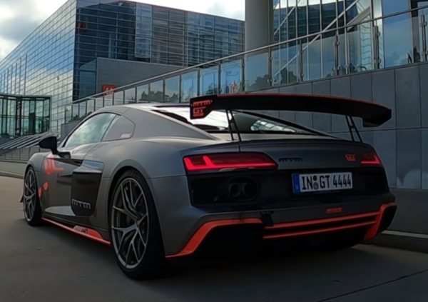 Sfreccia a 340 km/h in autostrada: la folle corsa di un&rsquo;Audi R8 [VIDEO]