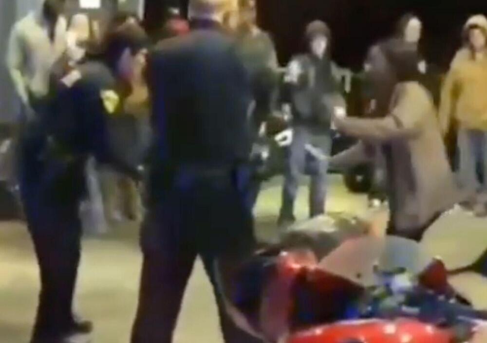 [VIDEO] La proposta shock di un motociclista con le armi della polizia puntate addosso