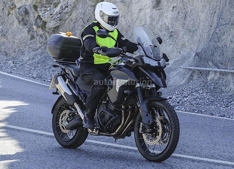 Nuova Triumph Tiger 1200: le foto spia su strada