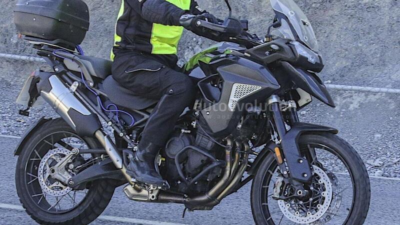 Nuova Triumph Tiger 1200: le foto spia su strada