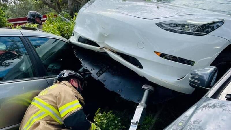 La Tesla Model 3 vola: sopra 2 auto in sosta da Walmart