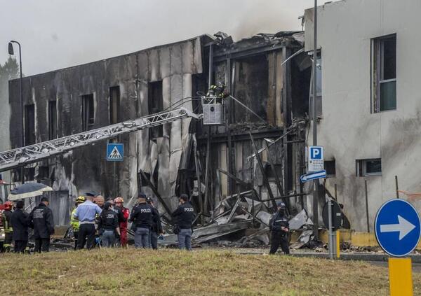 Le incredibili immagini dell&rsquo;aereo precipitato su un parcheggio a Milano, vicino alla stazione della metro: 8 morti [VIDEO]
