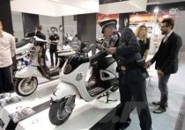 EICMA 2013: Sequestrate dalla Finanza 11 scooter copie della Vespa