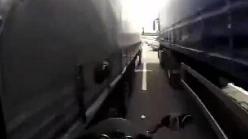 Camion appaiati e motociclista frettoloso: non poteva andare peggio [VIDEO VIRALE]