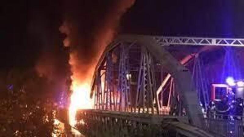 Roma: il Ponte di Ferro semidistrutto da un incendio. La svolta in un video