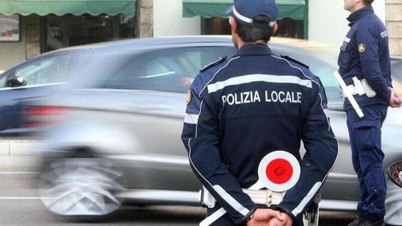 Modena: ubriaco scappa in scooter all&#039;alt della polizia, fermato e sanzionato