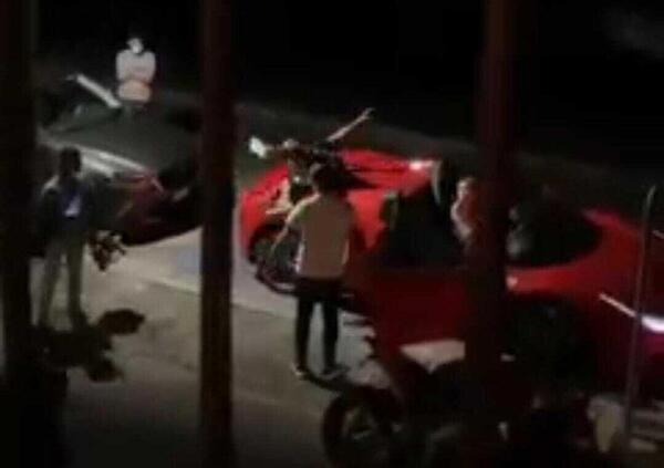 Arturo Vidal completamente ubriaco monta sopra una Ferrari, poi accende una moto spenta [VIDEO]