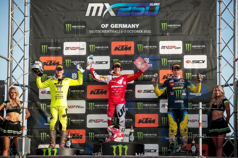 Nicholas Lapucci (1&deg;) ed Andrea Bonacorsi (3&deg;) sul podio EMX250 (Ph. MXGP)