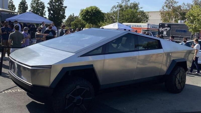 Il Cybertruck di Tesla visto dal vivo 