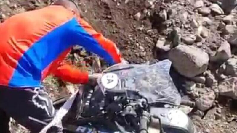 Accanirsi con la BMW GS: prima l&rsquo;enduro estremo poi il colpo di grazia [VIDEO VIRALE]