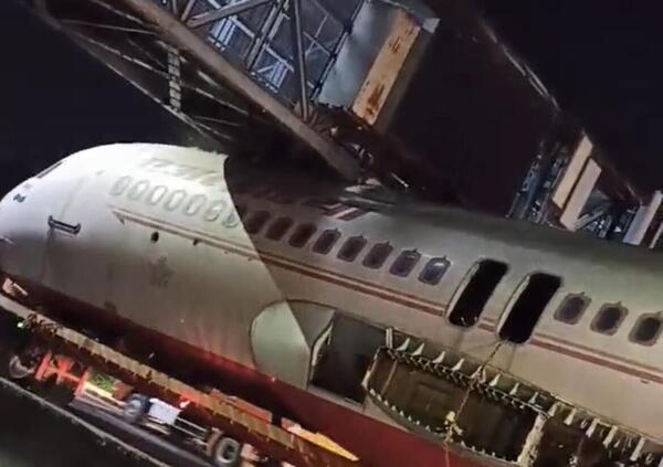 [VIDEO] Pu&ograve; un aereo rimanere bloccato sotto un ponte in tangenziale? La risposta &egrave; s&igrave;: guarda cos&#039;&egrave; successo