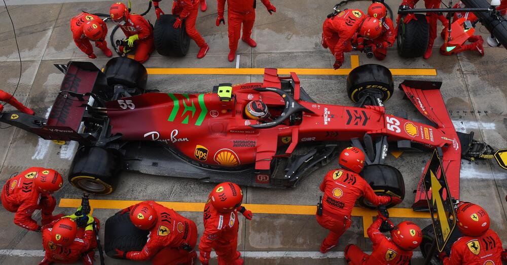 Sainz sempre pi&ugrave; leader in Ferrari: i meccanici sbagliano il pit stop e lui reagisce cos&igrave;