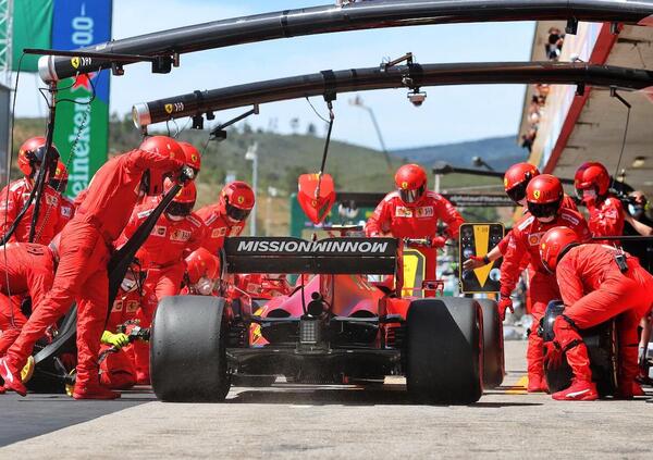 Sainz sempre pi&ugrave; leader in Ferrari: i meccanici sbagliano il pit stop e lui reagisce cos&igrave;
